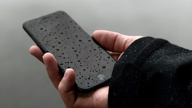 Remove Dust and Water from Your Cell Phone with These Tips
